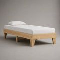 Letto singolo in legno con rete a doghe, finitura rovere naturale, superficie di riposo 90 x 200 cm, dimensioni 205 x 95 x 45 cm